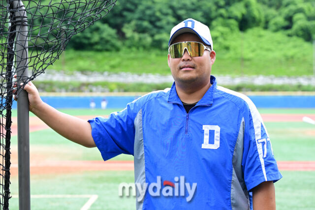신희광 감독이 19일 횡성베이스볼테마파크에서 펼쳐진 제3회 마이데일리배 전국유소년야구대회에서 인터뷰 전 포즈를 취하고 있다. /횡성베이스볼테마파크=한혁승 기자