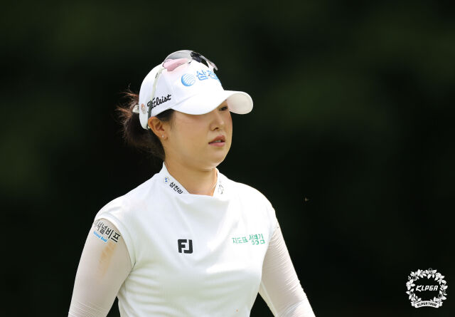 고지우가 공 위치로 걸어가고 있다./KLPGA