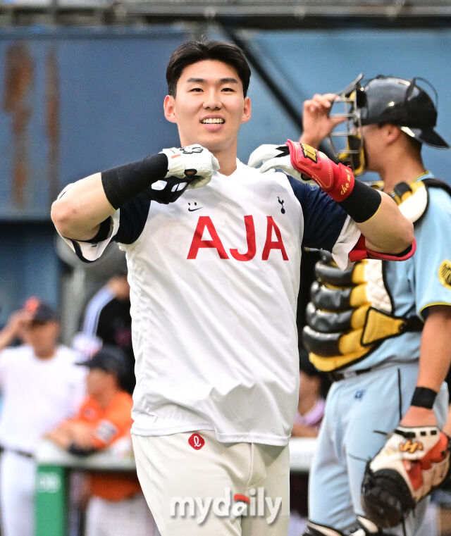 2026년 7월 10일 오후 서울 잠실구장에서 '2026 신한 SOL KBO리그' 퓨처스리그 올스타전이 열렸다.롯데 조민영이 손흥민 세리머니를 하고 있다./잠실 = 유진형 기자