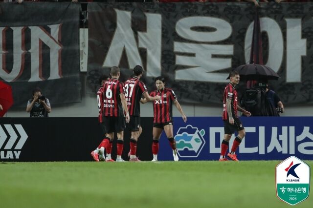 FC서울이 22일 오후 7시 30분 서울월드컵경기장에서 펼쳐진 포항 스틸러스와의 ‘하나은행 K리그1 2026’ 19라운드에서 역전골을 기록한 후 기뻐하고 있다./한국프로축구연맹 제공