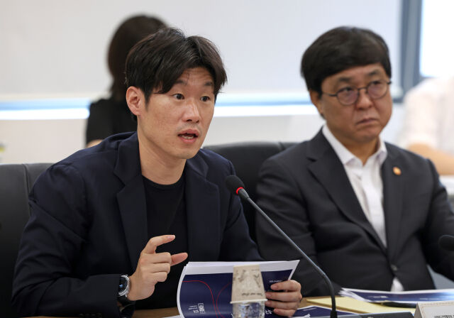 박지성 K-축구혁신위원회 공동 위원장(왼쪽)이 27일 서울 국립현대미술관 서울관에서 열린 K-축구혁신위원회 4차 회의에서 발언하고 있다. /문화체육관광부 제공