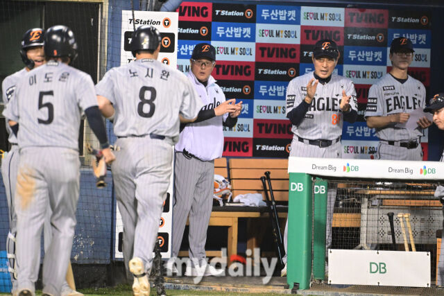 3일 오후 서울 잠실야구장에서 진행된 '2026 신한 SOL KBO 리그' 한화 이글스- 두산 베어스의 경기. 한화 김경문 감독이 연장 11회초 2사 만루에서 이진영의 2타점 적시타 때 득점에 성공한 노시환과 이도윤에게 박수를 보내고 있다./마이데일리