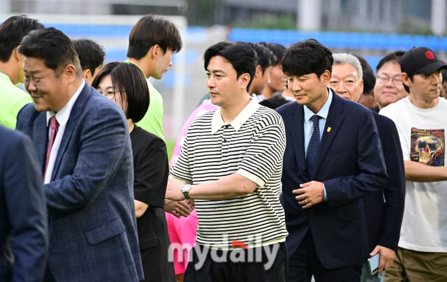 [MD포토] 안정환 디렉터 '대학축구 선수들 격려'