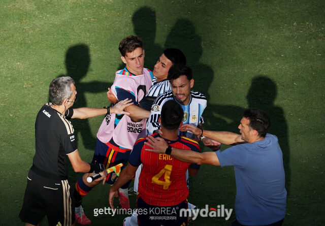 에릭 가르시아(가운데)가 지난 20일(한국시각) 미국 뉴저지주 이스트 러더포드의 뉴욕 뉴저지 스타디움에서 열린 2026 국제축구연맹(FIFA) 북중미 월드컵 결승 스페인과의 맞대결에서 0-1로 패배한 뒤 에릭 가르시아(가운데 아래)와 충돌하고 있다. /게티이미지코리아