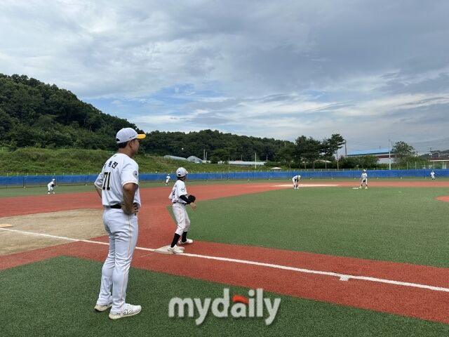 마이데일리가 주최하고 대한유소년야구연맹(회장 이상근)이 주관하는 '제3회 마이데일리배 전국유소년야구대회'가 오는 17일 횡성베이스볼테마파크에서 개막한다. 김종진 도봉구유소년야구단 감독(71번)이 이번 대회 우승을 목표로 내세웠다./마이데일리