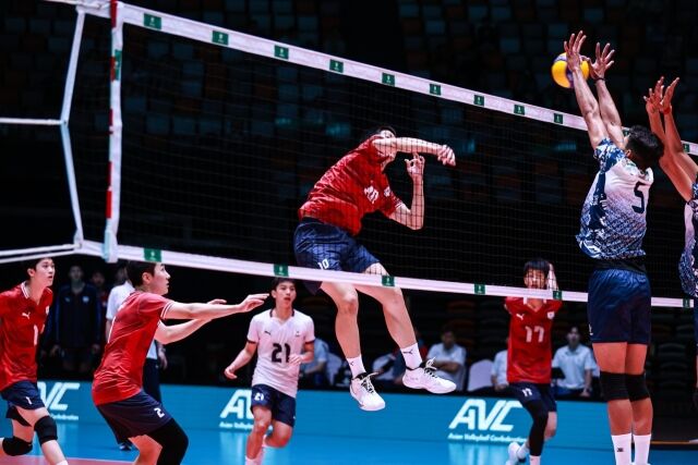 한국 18세 이하 남자배구대표팀 미들 블로커 이준민이 18일 열린 2026 AVC 주최 아시아 18세 이하 선수권대회 7~8위전 인도와 경기 도중 속공을 시도하고 았다./아시아배구연맹(AVC) 제공