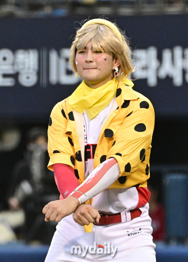 2026년 7월 10일 오후 서울 잠실구장에서 '2026 신한 SOL KBO리그' 퓨처스리그 올스타전이 열렸다. KIA 신명승이 6회말 타석에 들어서며 퍼포먼스를 하고 있다./잠실 = 유진형 기자