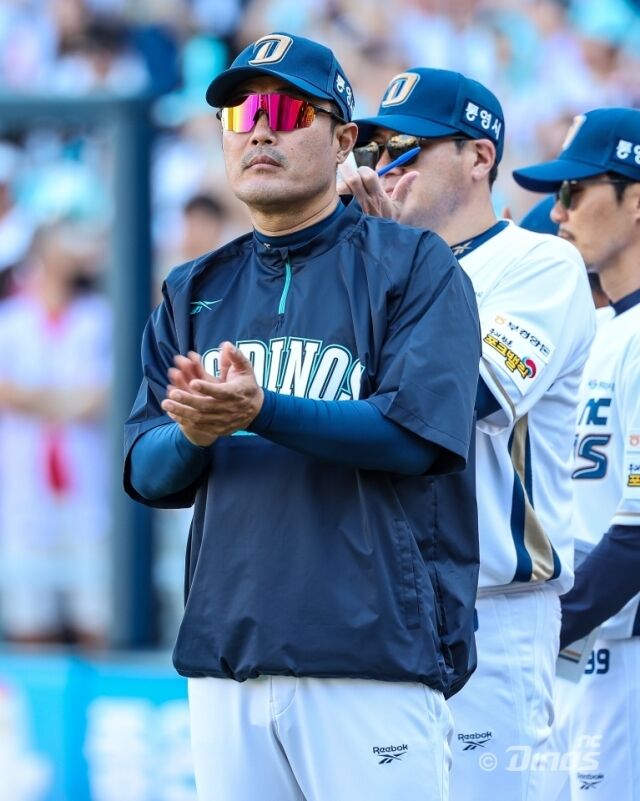 이호준 감독이 승리 후 박수를 치고 있다./NC 다이노스