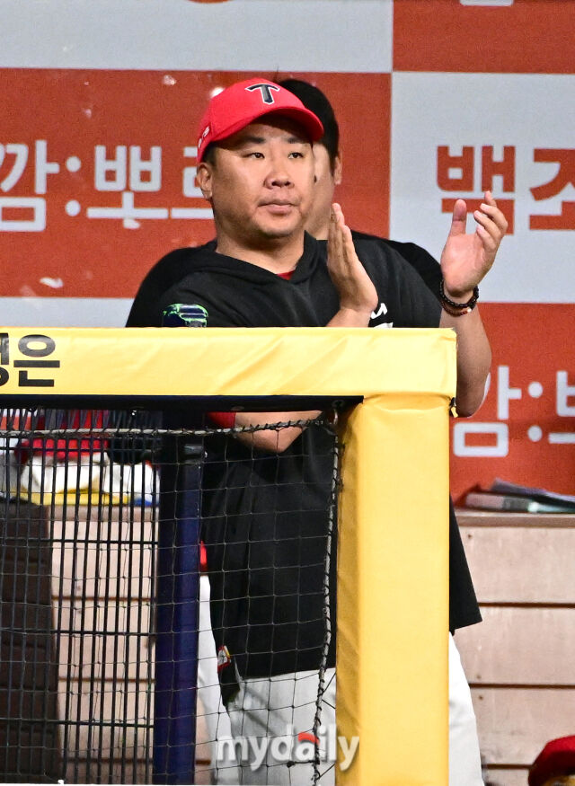 2026년 6월 23일 오후 서울 고척스카이돔에서 열린 '2026 신한 SOL KBO리그' KIA 타이거즈와 키움 히어로드의 경기. KIA 나성범이 3회초 2사 1루서 2점 홈런을 친 뒤 이범호 감독의 축하를 받고 있다./마이데일리