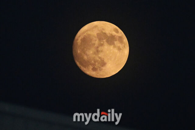 [MD포토] 잠실야구장 상공 야구공 같은 보름달