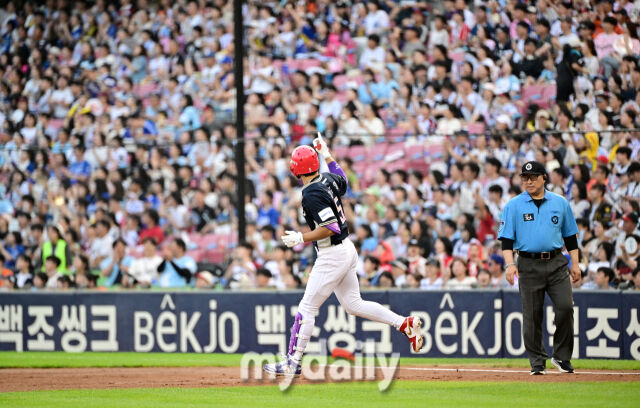 2026년 7월 11일 오후 서울 잠실구장에서 '2026 신한 SOL KBO리그 올스타전'이 열렸다. KIA 김도영이 좌익수 플라이 아웃을 당한 뒤 세리머니를 하고 있다./잠실=유진형 기자 zolong@mydaily.co.kr