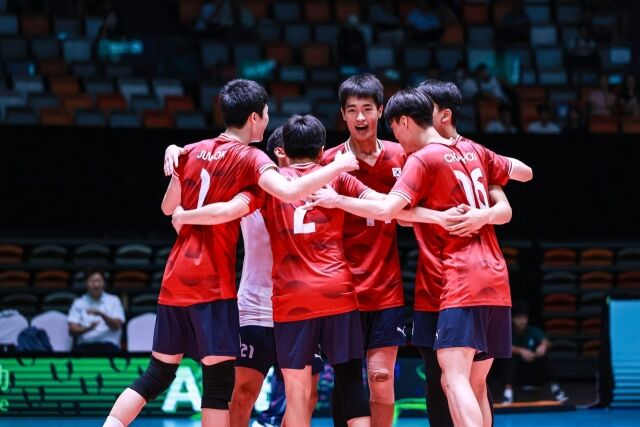 한국 18세 이하 남자배구대표팀 선수들이 18일 열린 2026 AVC 주최 아시아 18세 이하 선수권대회 7~8위전 인도와 경기 도중 공격 득점을 올린 뒤 환호하고 있다./아시아배구연맹(AVC) 제공