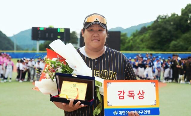박철우 감독이 대회 최우수 감독상을 거머쥐었다. /대한유소년야구연맹 제공