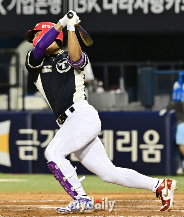2026년 7월 11일 오후 서울 잠실구장에서 '2026 신한 SOL KBO리그 올스타전'이 열렸다. KIA 김도영이 9회초 1사 1루서 안타를 치고 있다./잠실=유진형 기자 zolong@mydaily.co.kr