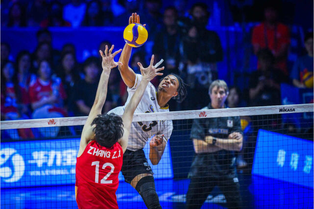 일본남자배구대표팀 미들블로커 래리 에바데단이 29일 열린 중국과 2026 VNL 8강전 도중 속공을 시도하고 있다./국제배구연맹(FIVB) 제공