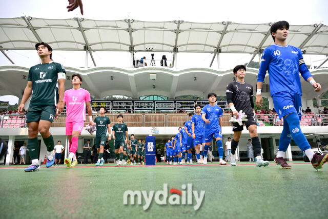 [MD포토] 중앙대vs동명대 '추계대학축구연맹전 결승전 입장'
