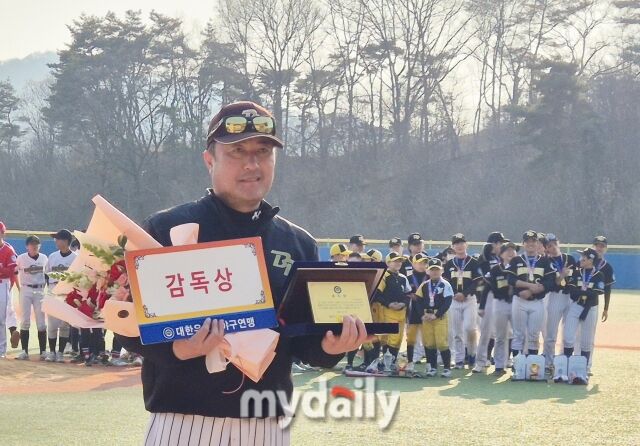 3월에 열린 스톰배 전국유소년야구대회에서 감독상을 받은 김민범 감독. /평창반다비스 유소년야구단 제공
