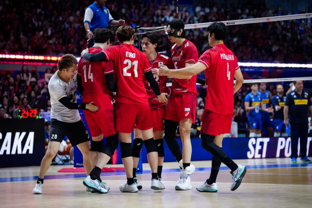 일본남자배구대표팀이 15일 열린 2026 VNL 이탈리아와 경기 도중 공격 성공 후 환호하고 있다./국제배구연맹(FIVB) 제공
