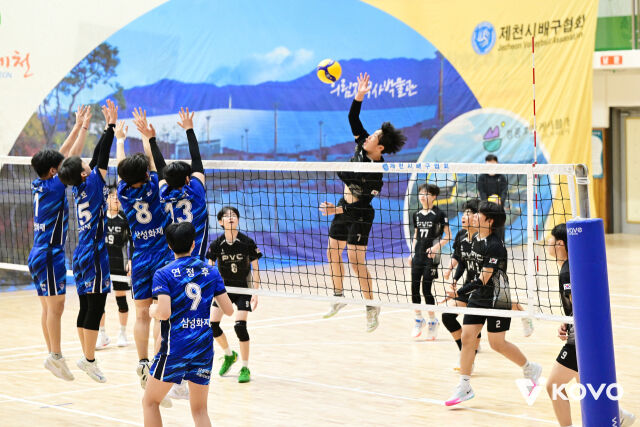 2026 제천 대한항공컵 구단 유소년 클럽 배구대회1일차 16세이하 4강 경기를 치르고 있는 선수들./한국배구연맹(KOVO) 제공