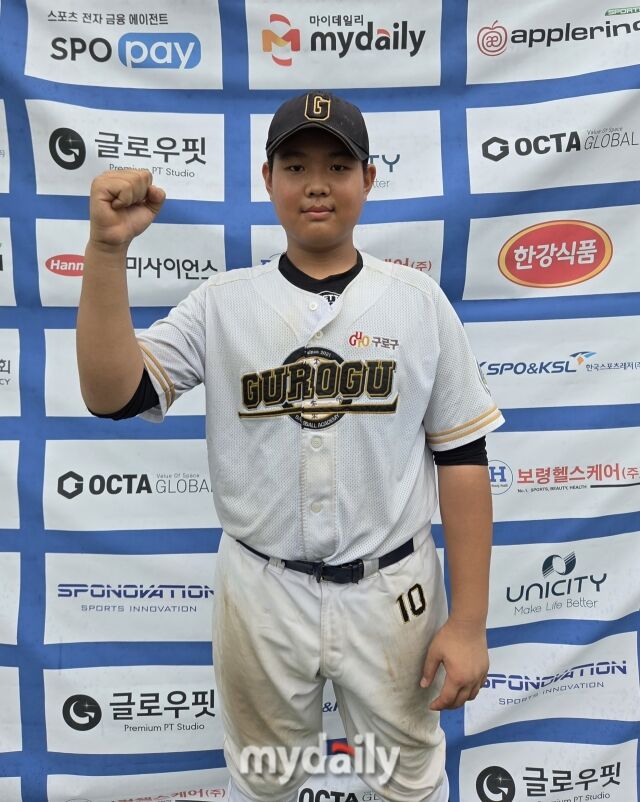 구로구유소년야구단이 21일 횡성베이스볼파크에서 열린 제3회 마이데일리배 전국유소년야구대회 U-12 송파구유소년야구단과의 4강전에서 승리했다. 경기 후 사진 촬영을 하고 있는 구로구유소년야구단 송준호./횡성=노찬혁 기자