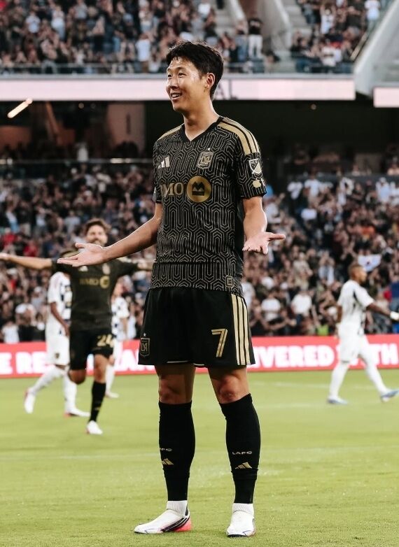 손흥민이 레알 솔트레이크와의 2026시즌 MLS 경기에서 골 세리머니를 하고 있다./LAFC