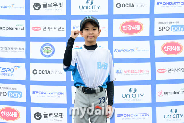 [MD포토] 유하진 '야구 꿈나무의 파이팅'
