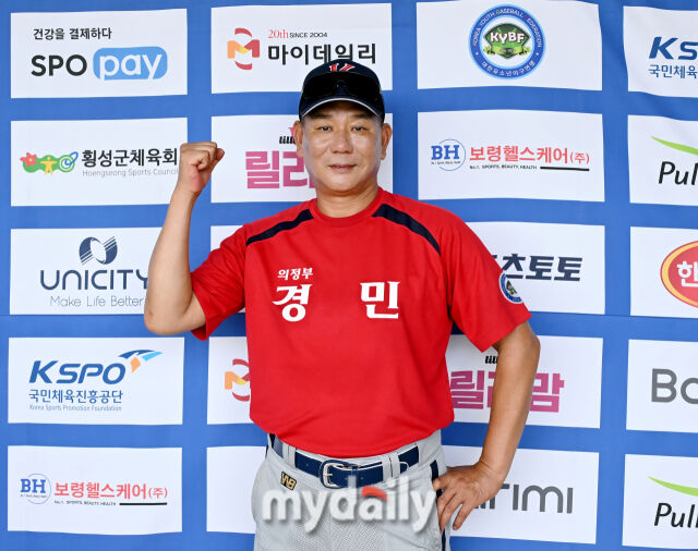 지난해 강원도 횡성군 횡성베이스볼파크에서 '2025 제2회 마이데일리배 전국유소년야구대회'가 열렸다. 사진을 촬영하고 있는 유영대 의정부경민유소년야구단 감독./마이데일리
