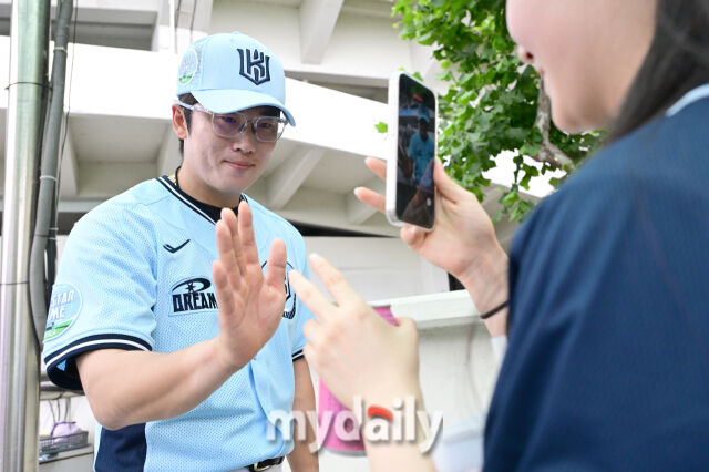 [MD포토] 허경민 '입장하는 야구팬과 하이파이브'