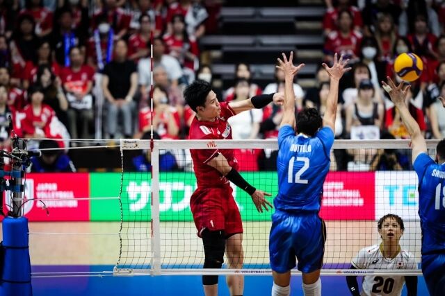 일본남자배구대표팀 주 공격수 중 한 명인 니시다 유지가 15일 열린 2026 VNL 이탈리아와 경기 도중 스파이크를 시도하고 있다./국제배구연맹(FIVB) 제공
