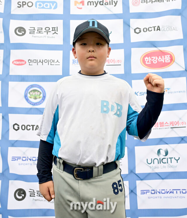빅드림유소년야구단이 20일 횡성베이스볼파크 보조2구장에서 열린 '제3회 마이데일리배 전국유소년야구대회' 꿈나무 현무리그 8강전에서 도봉구유소년야구단에 14-2로 승리했다. 빅드림유소년야구단 김태훈./횡성=유진형 기자