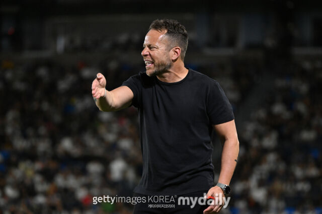 LAFC의 도스 산토스 감독이 LA갤럭시와의 2026 시즌 MLS 원정 경기를 지켜보고 있다./게티이미지코리아