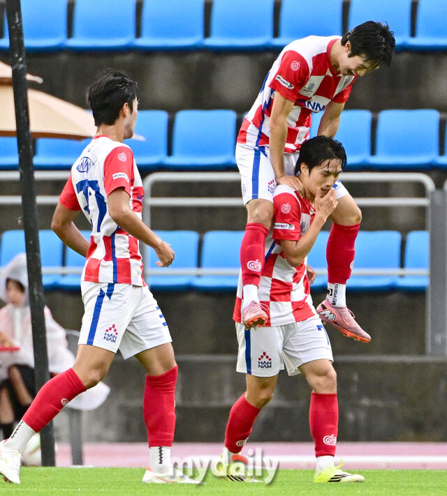2026년 7월 18일 오후 강원도 태백종합운동장에서 열린 '제62회 추계대학축구연맹전' 결승, 한남대학교와 울산대학교의 경기.

한남대 홍승연이 전반 동점골을 넣고 기뻐하고 있다.

이번 대회에는 전국 대학축구 78개 팀이 참가해 총 156경기를 치르며, 백두대간기와 태백산기 2개 리그로 나누어 예선리그와 토너먼트 방식으로 진행된다./태백=유진형 기자”><img decoding=