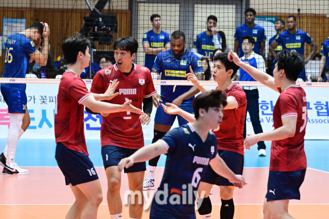 브라질 배구 대표팀이 26일 오후 충북 제천실내체육관에서 ‘대한민국 배구국가대표팀 평가전 2026 제천’ 데한민국가의 3차전에서 공격을 실패한 뒤 아쉬워 하고 있다./곽경훈 기자