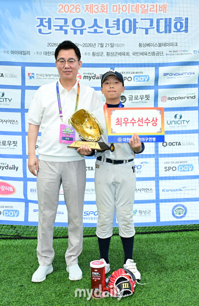 21일 강원도 횡성군 횡성베이스볼파크에서 열린 '2026 제3회 마이데일리배 전국유소년야구대회' 시상식. 유소년(청룡) 리그 최우수선수상 수상한 휘문아카데미 유소년야구단 박시완과 대한유소년야구연맹 이상근 회장과 함께 포즈를 취하고 있다./횡성=한혁승 기자 hanfoto@mydaily.co.kr