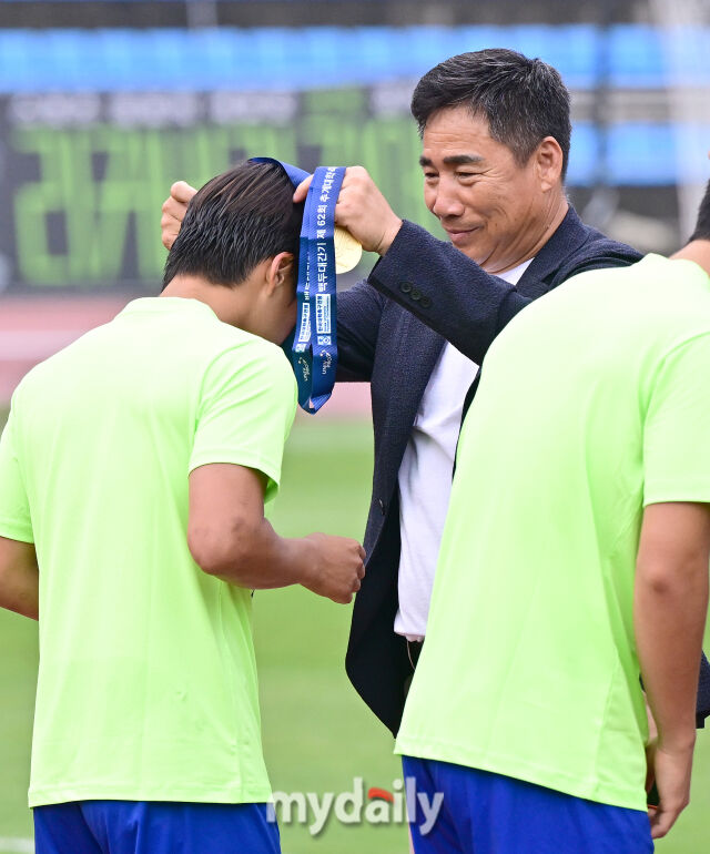 [MD포토] 한국대학축구연맹 김광진 전무이사 '중앙대 우승 메달 걸어주며 축하'