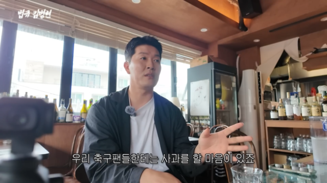한국 야구 레전드 김병현이 13일 자신의 유튜브 채널을 통해 '김영광-홍명보 월드컵 논란 발언 후 화난 축구 팬과 직접 만났습니다'라는 제목의 영상을 공개하며 논란에 해명했다./유튜브 영상 캡쳐