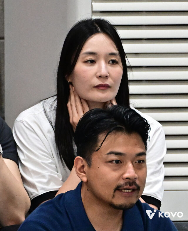오프시즌 동안 흥국생명과 계약하며 V-리그 코트로 돌아온 표승주가 팀 동료들과 함께 지난 6월 충북 단양에서 열린 한국실업배구연맹 주촤 '2026 한국실업배구연맹 & 프로배구 퓨처스 챔프전 단양대회' 현장을 찾았다. 표승주가 팀 동료들과 함께 흥국생명 경기를 지켜보고 있다./한국배구연맹(KOVO) 제공