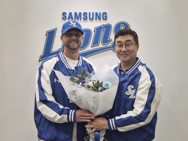 삼성 라이온즈는 20일 아리엘 후라도의 부상으로 인한 대체 선수로 오스틴 보스와 계약했다. 보스가 계약후 이종열 구단 단장과 함께 기념촬영하고 있다./삼성 라이온즈 제공