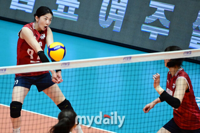 대한민국 여자배구 대표팀 강소휘가 26일 오후 충북 제천실내체육관에서 진행된 ‘대한민국 배구국가대표팀 평가전 2026 제천’ 인도네시아와 경기에서 리시브를 하고 있다./곽경훈 기자