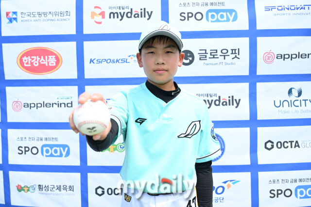 17일 강원도 횡성군 횡성베이스볼파크에서 열린 '2026 제3회 마이데일리배 전국유소년야구대회' 유소년(백호)리그 (U-13) 안산시(연)와 도봉구 경기. 도봉구 옥정인이 인터뷰 포즈를 취하고 있다. /횡성베이스볼테마파크=한혁승 기자