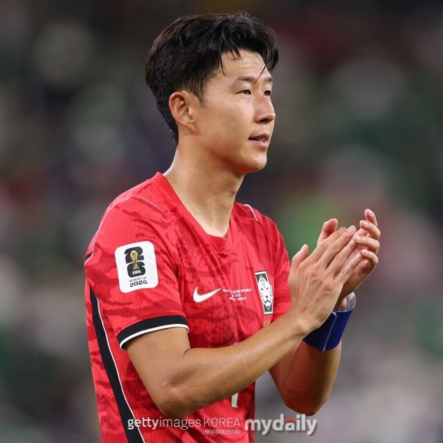손흥민이 지난달 25일 몬테레이 스타디움에서 열린 남아공과의 '2026 국제축구연맹(FIFA) 북중미 월드컵' A조 조별리그 3차전에서 교체 출전했다. 경기 종료 후 관중들에게 박수를 치고 있는 손흥민./게티이미지코리아
