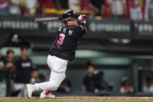 KIA 타이거즈 김선빈이 21일 광주 KIA챔피언스필드에서 열린 한화 이글스와의 홈 경기서 타격하고 있다.