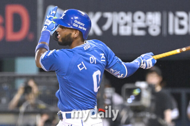 23일 서울 잠실야구장에서 열린 '2026 신한 SOL KBO리그' 삼성 라이온즈와 LG 트윈스 경기. 삼성 디아즈가 6회초 무사 만루에 3타점 적시 2루타를 치고 있다./한혁승 기자