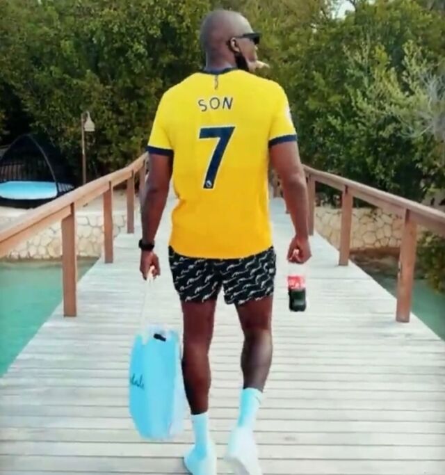 NFL 레전드 채드 존슨이 손흥민 유니폼을 입고 있다./채드 존슨 SNS