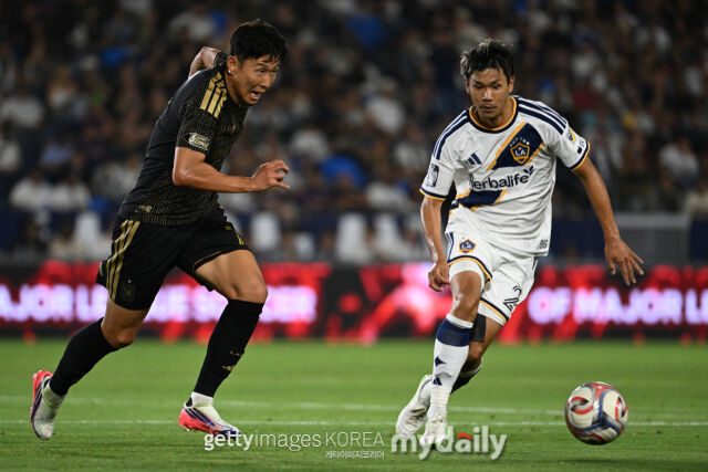 LAFC의 손흥민(왼쪽)이 LA갤럭시와의 2026시즌 MLS 경기에서 드리블을 하고 있다./게티이미지코리아