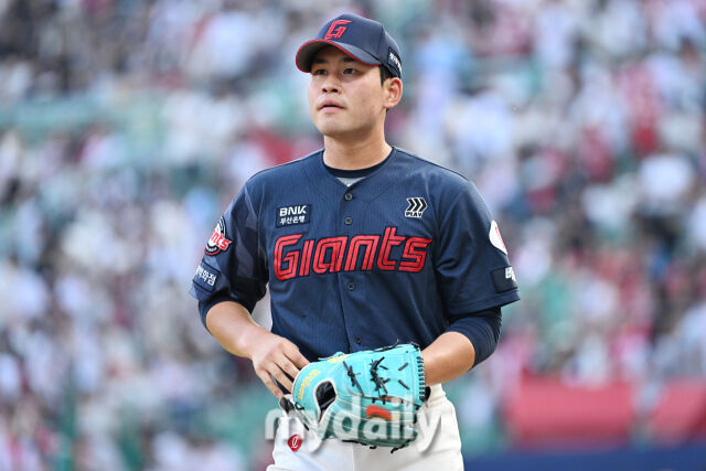 16일 인천 SSG랜더스필드에서 열린 '2026 신한 SOL KBO리그' 롯데 자이언츠와 SSG 랜더스 경기. 롯데 선발 김진욱이 2회말 수비를 마치고 더그아웃으로 들어가고 있다./한혁승 기자