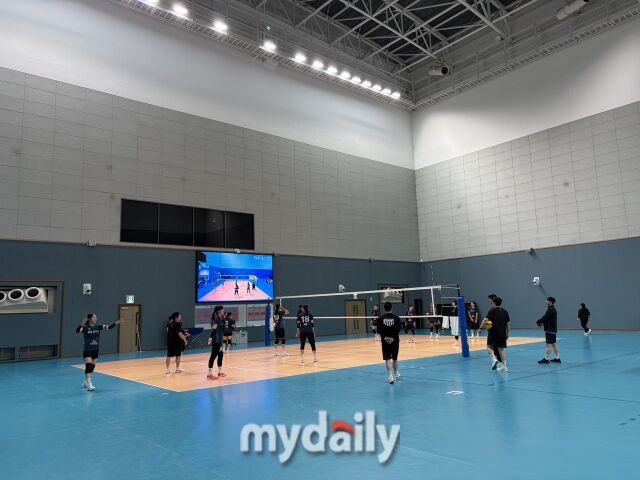 비시즌 열심히 훈련 중인 GS칼텍스 선수들./청평 = 이정원 기자