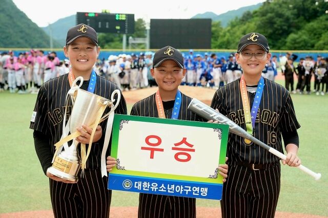 우승 영광을 안은 이천시유소년야구단 선수들. /대한유소년야구연맹 제공