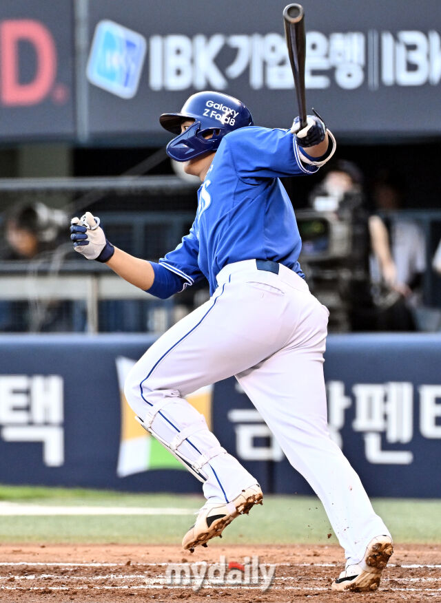 24일 오후 서울 잠실야구장에서 진행된 '2026 프로야구 KBO리그' 두산베어스와 삼성라이온즈의 경기. 삼성 이재현이 2회초 2사 1루서 1타점 2루타를 터뜨리고 있다./잠실=송일섭 기자