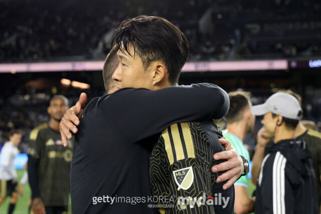 LAFC의 손흥민과 도스 산토스 감독이 2026년 5월 미국 LA에서 열린 시애틀과의 2026시즌 MLS 경기 후 포옹하고 있다./게팅이미지코리아